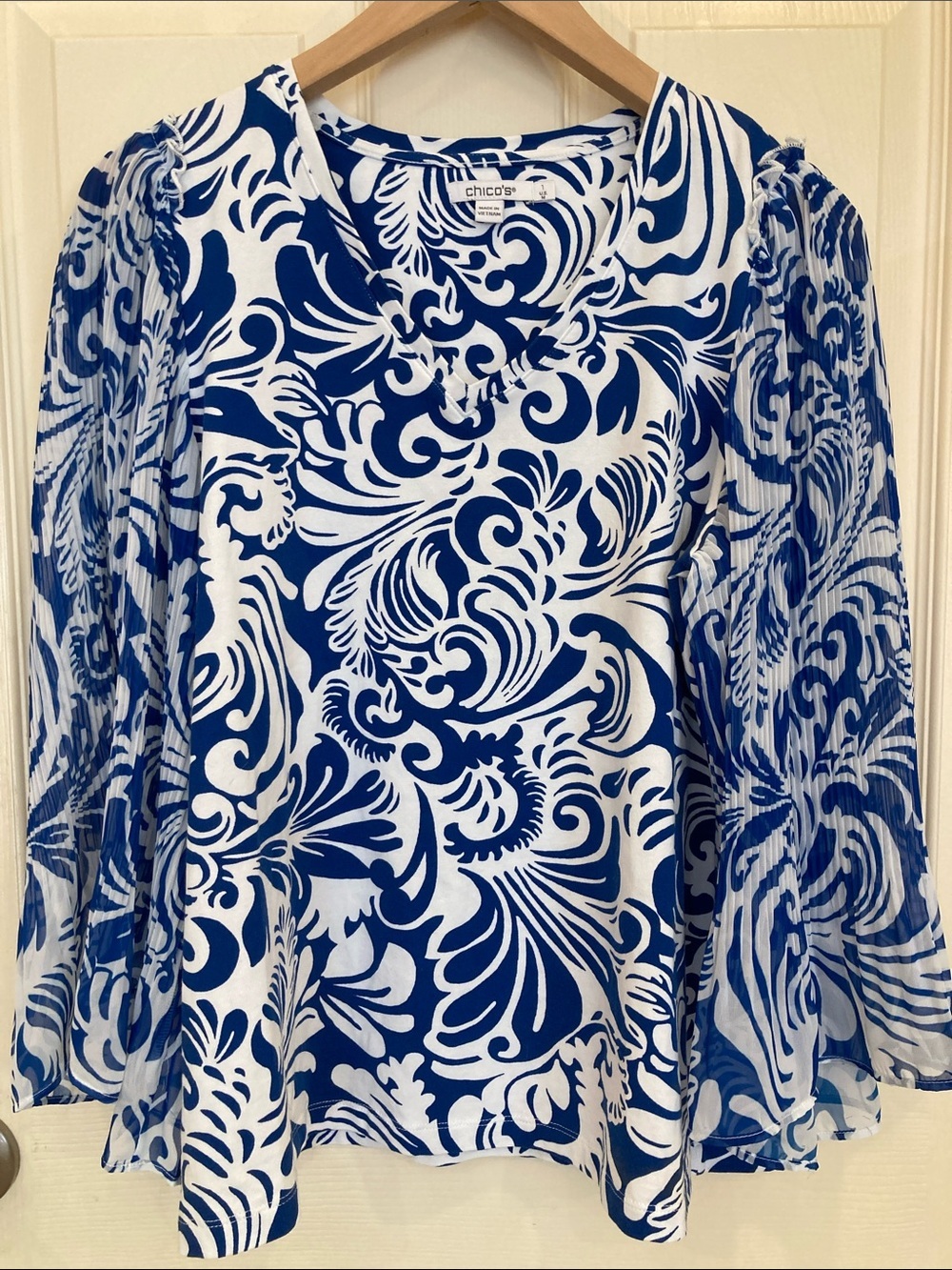 Chico’s Blue & White Swirl Print V-Neck Blouse | Women’s Abstract Print Top | Ca